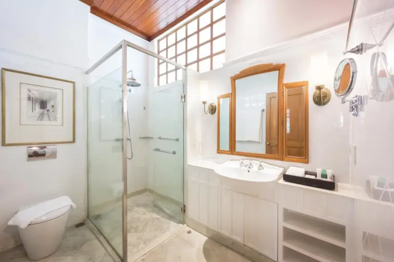 Centara Grand Beach Resort Hua Hin – Hotel in Hua Hin, Thailand – ein Badezimmer mit einer Dusche, einem Waschbecken und einer Toilette im Centara Grand Beach Resort Hua Hin in Hua Hin