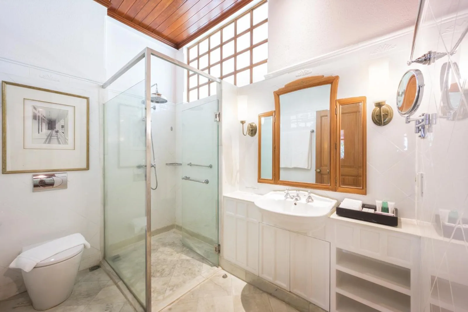 Centara Grand Beach Resort Hua Hin – Hotel in Hua Hin, Thailand – ein Badezimmer mit einer Dusche, einem Waschbecken und einer Toilette im Centara Grand Beach Resort Hua Hin in Hua Hin