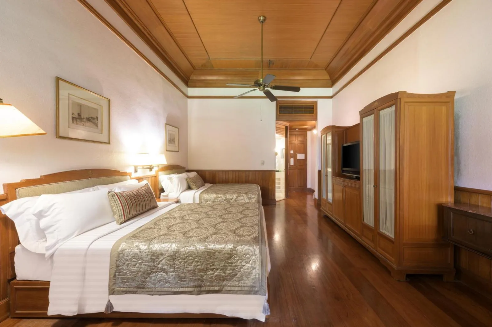 Centara Grand Beach Resort Hua Hin – Hotel in Hua Hin, Thailand – ein Schlafzimmer mit einem Bett und einem Flachbildfernseher im Centara Grand Beach Resort Hua Hin in Hua Hin