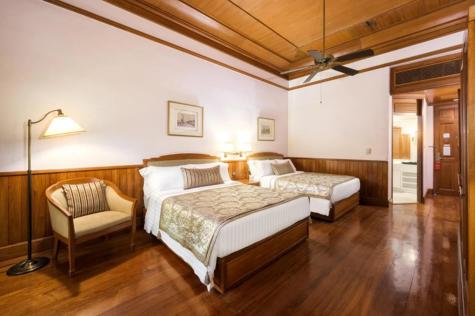 Centara Grand Beach Resort Hua Hin – Hotel in Hua Hin, Thailand – ein Schlafzimmer mit zwei Betten und einem Stuhl im Centara Grand Beach Resort Hua Hin in Hua Hin