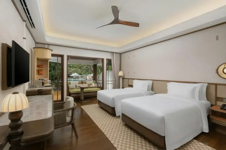 Centara Grand Beach Resort Hua Hin – Hotel in Hua Hin, Thailand – ein Hotelzimmer mit zwei Betten und einem Fernseher im Centara Grand Beach Resort Hua Hin in Hua Hin