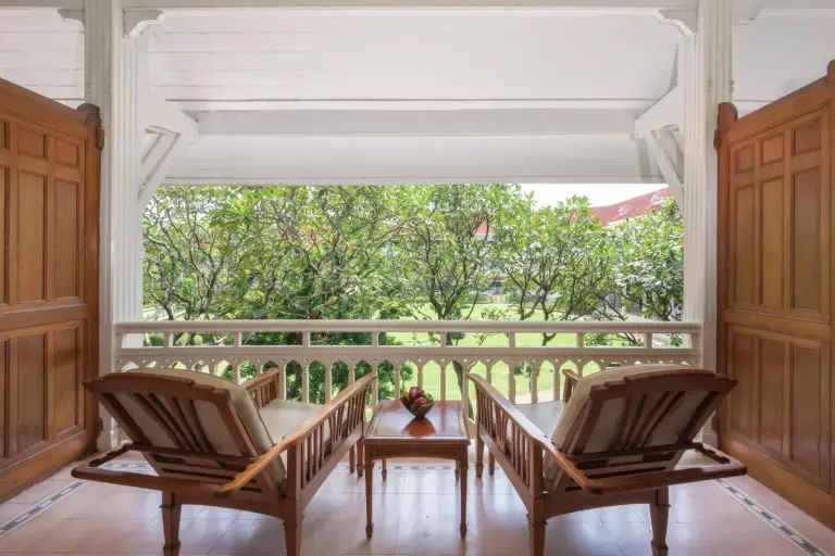 Centara Grand Beach Resort Hua Hin – Hotel in Hua Hin, Thailand – eine Veranda mit zwei Stühlen und einem Tisch auf einem Balkon im Centara Grand Beach Resort Hua Hin in Hua Hin