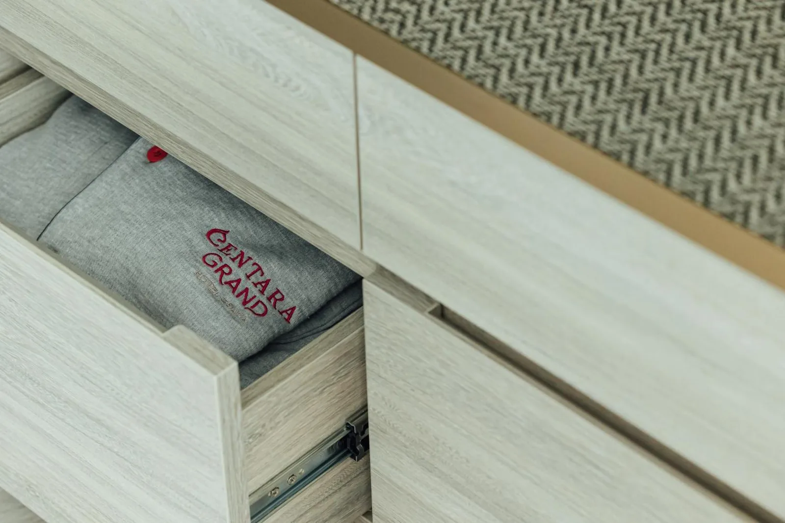 Tiroir avec des articles de marque dans le Centara Grand Hotel Osaka