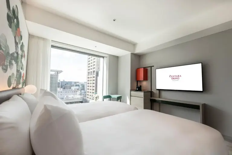 Intérieur ensoleillé d’une suite au Centara Grand Hotel Osaka