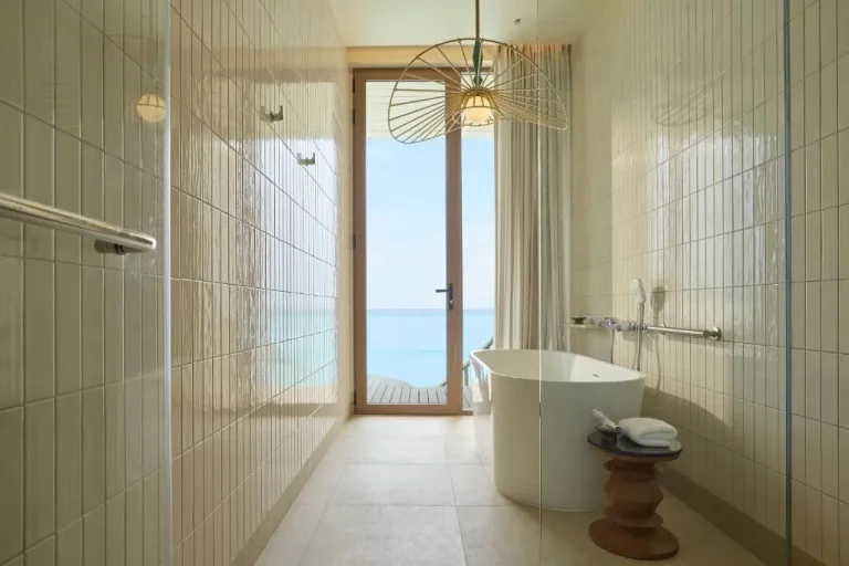 Salle de bain dans une chambre au Centara Grand Lagoon Maldives