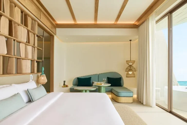 Intérieur de suite confortable au Centara Grand Lagoon Maldives