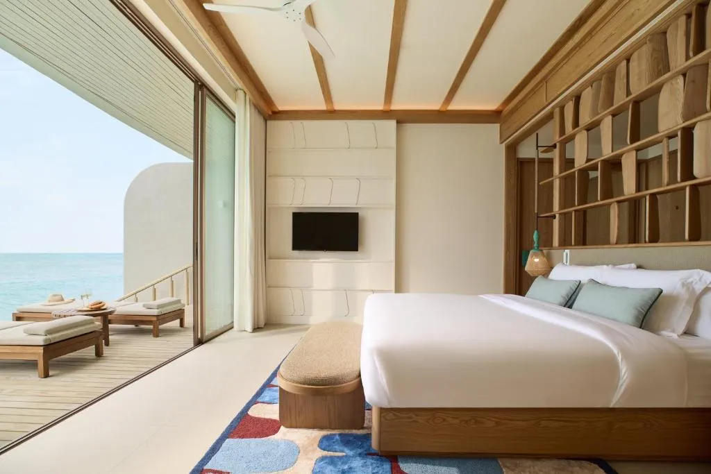 Intérieur d'une chambre au Centara Grand Lagoon Maldives avec vue sur l'océan