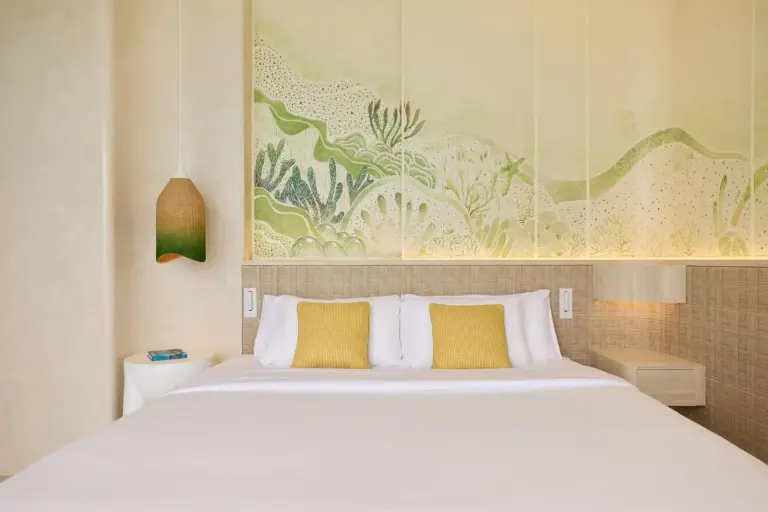 Acogedor dormitorio en Centara Mirage Lagoon Maldives con detalles de color.