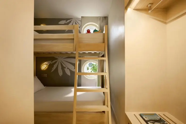 Habitación con literas para niños en Centara Mirage Lagoon Maldives.