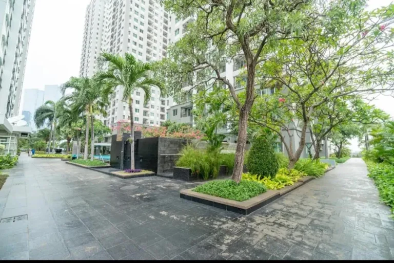 Chemin de jardin devant CENTeR JACARTa à Jakarta