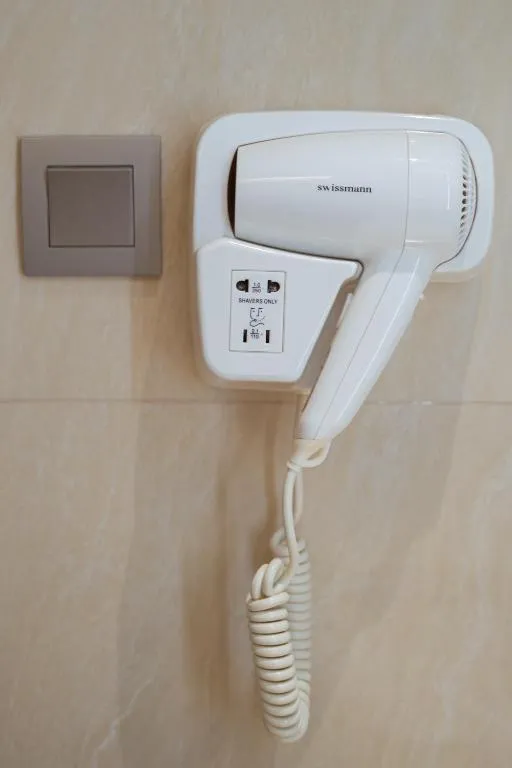Haartrockner im Badezimmer des Centre Point Hotel Terminal21 Korat
