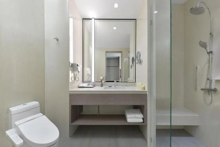 Badezimmer des Centre Point Hotel Terminal21 Korat