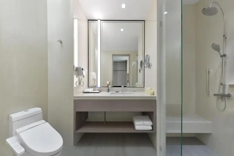 Badezimmer des Centre Point Hotel Terminal21 Korat