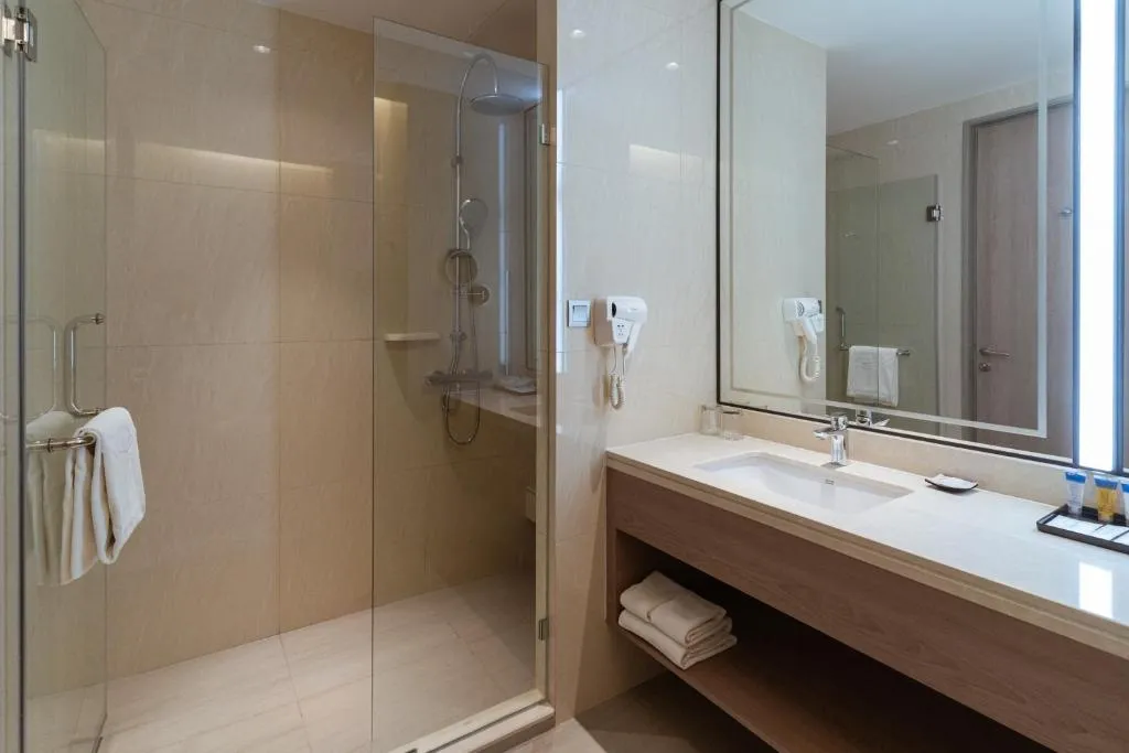 Duschbereich im Centre Point Hotel Terminal21 Korat