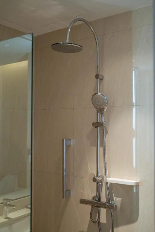 Duschkopf im Badezimmer des Centre Point Hotel Terminal21 Korat