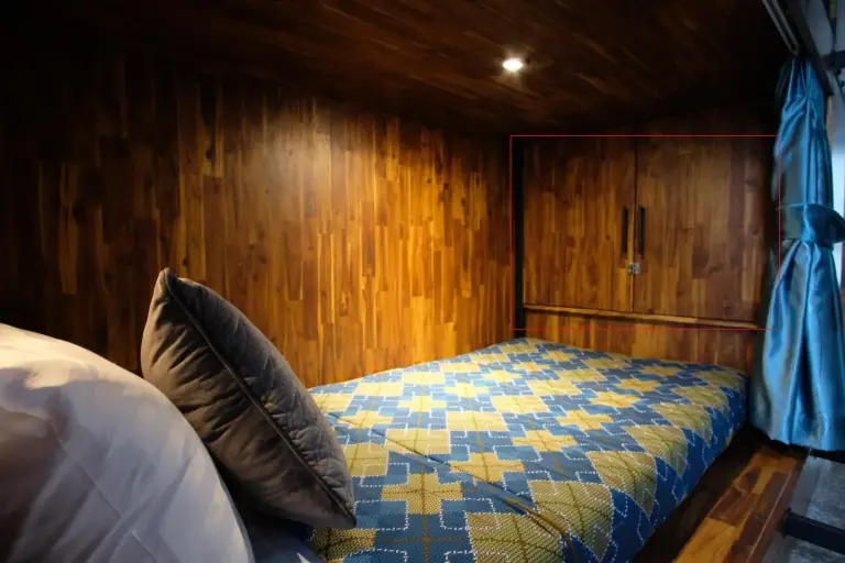 Cha Li's Family Hotel&Hostel – Pai, Thailand hotel – a white tiled bathroom with two sinks and a mirror at Cha Li's Family Hotel&Hostel in Pai