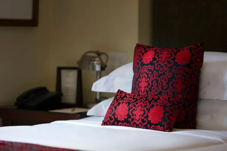 Almohadas en una suite de Chakrabongse Villas