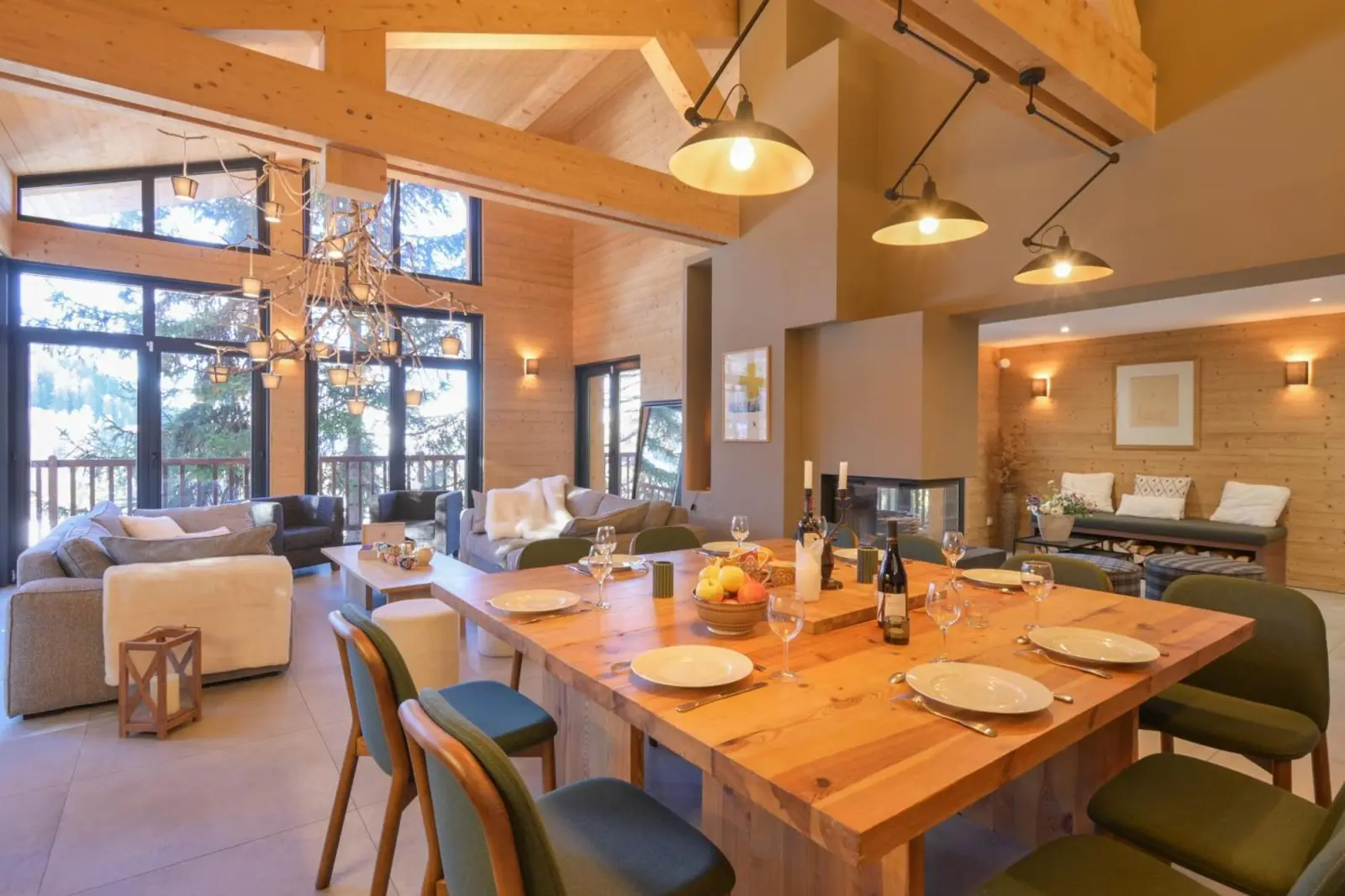 Chalet avec Piscine La Plagne área de comedor con mesa de madera