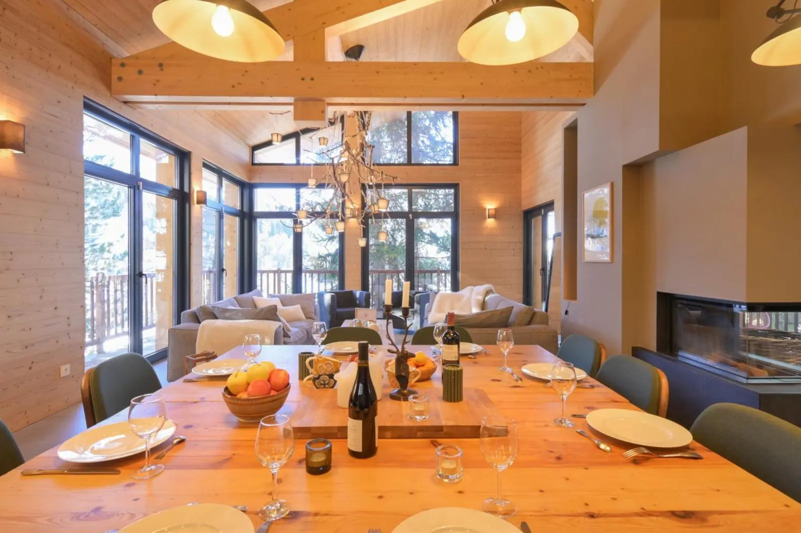 Chalet avec Piscine La Plagne mesa de comedor bellamente decorada