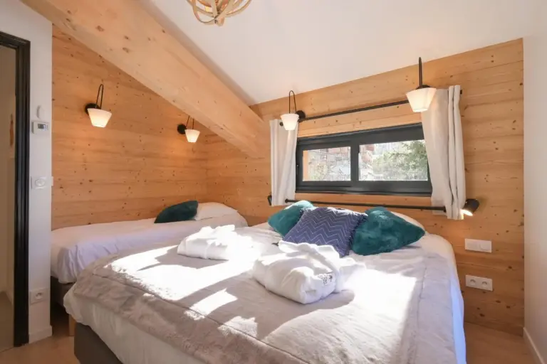 Chalet avec Piscine La Plagne dormitorio de invitados con camas individuales