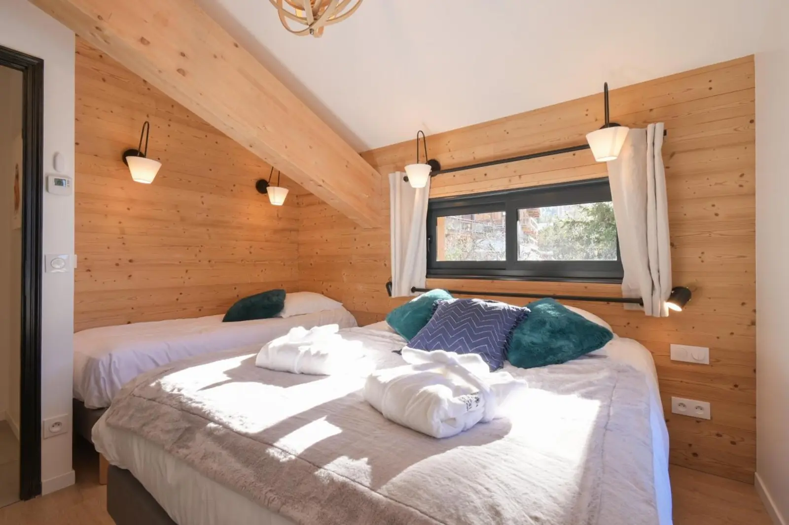 Chalet avec Piscine La Plagne dormitorio de invitados con camas individuales