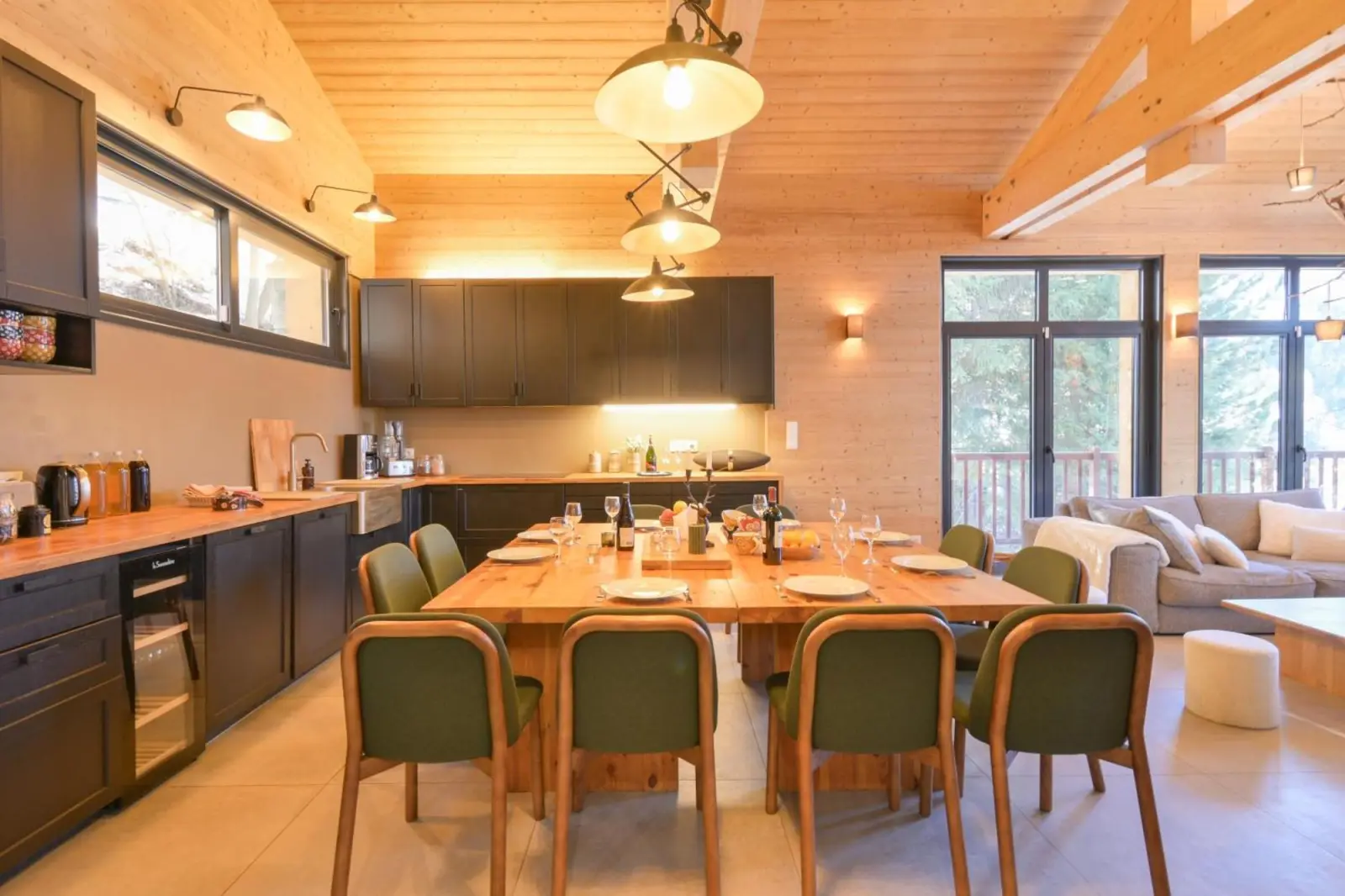 Chalet avec Piscine La Plagne vista de la cocina con área de comedor