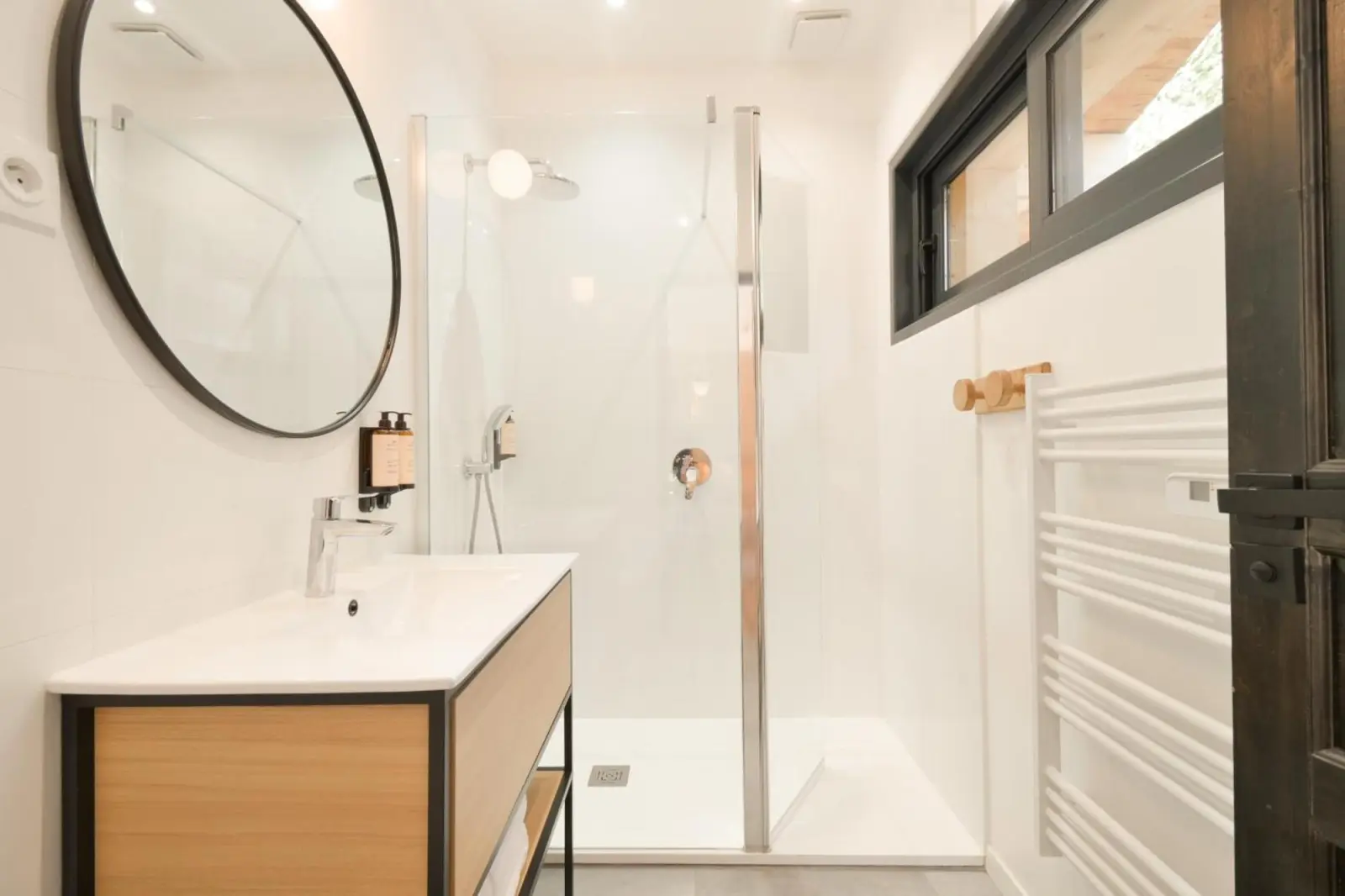 Chalet avec Piscine La Plagne baño moderno con ducha