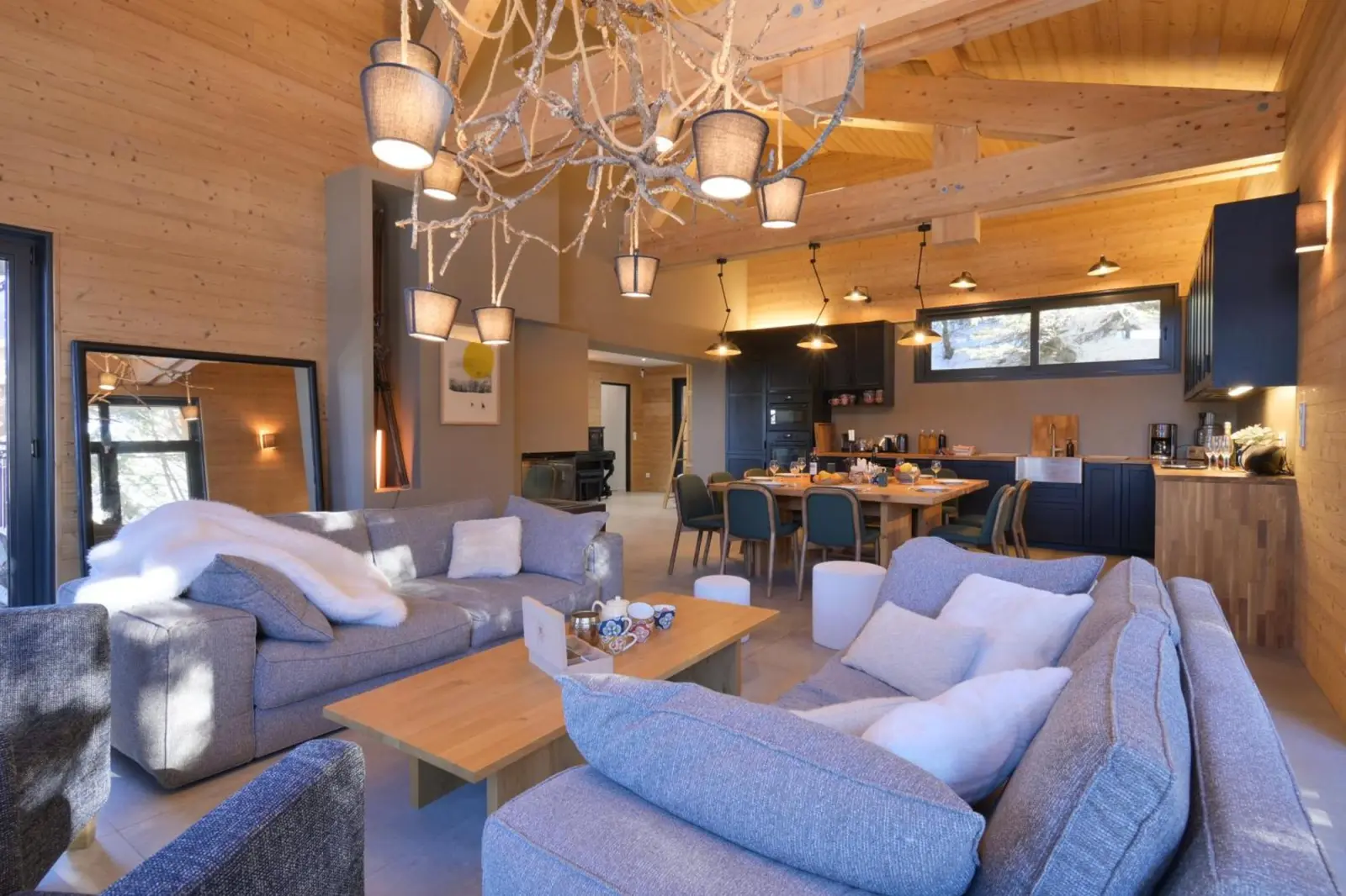 Chalet avec Piscine La Plagne espacio de vida abierto con área de comedor