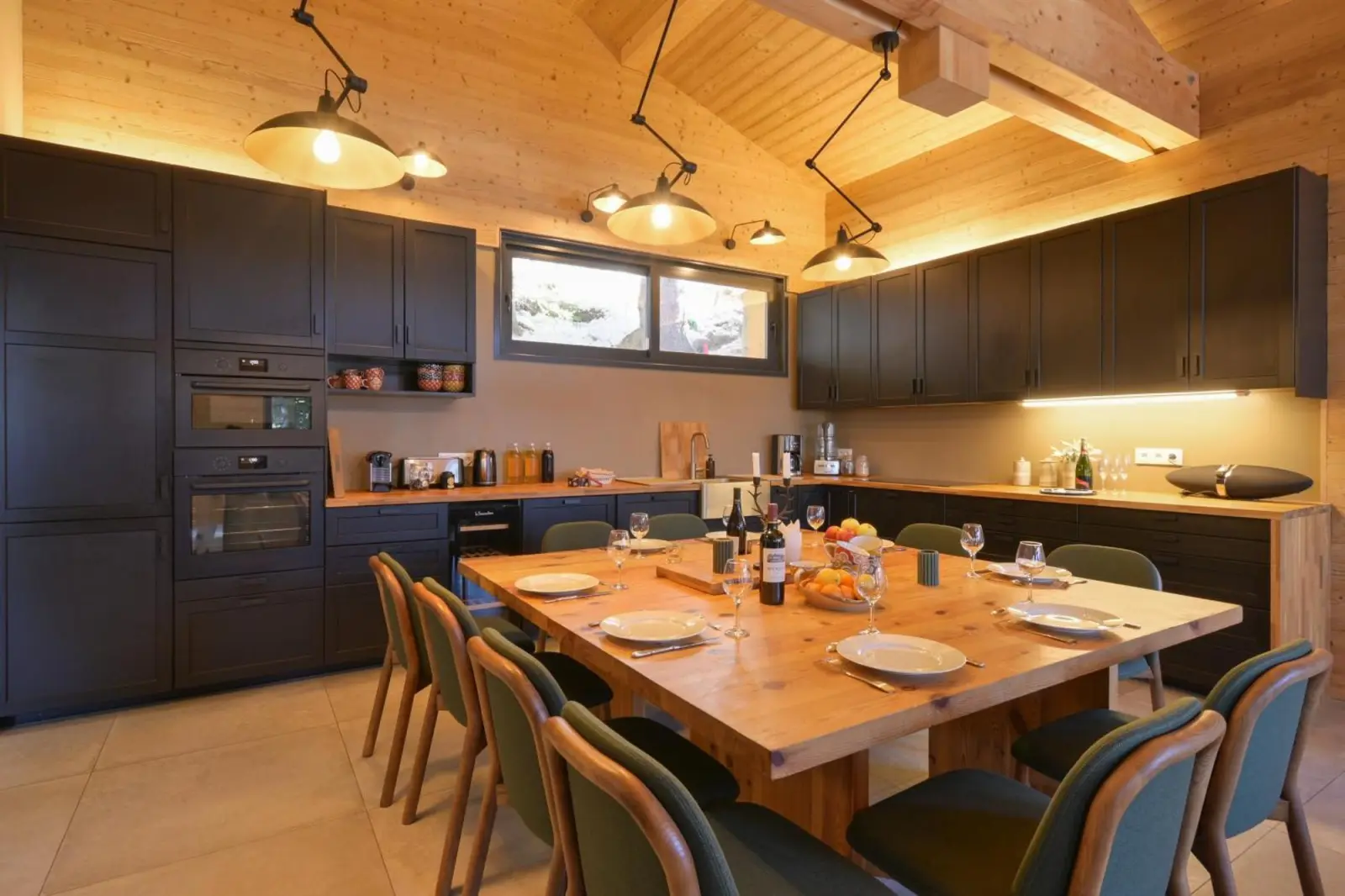Chalet avec Piscine La Plagne distribución espaciosa de la cocina