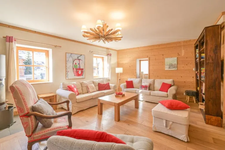 Geräumiger Lounge-Bereich im Chalet Reves des Cimes in Courchevel