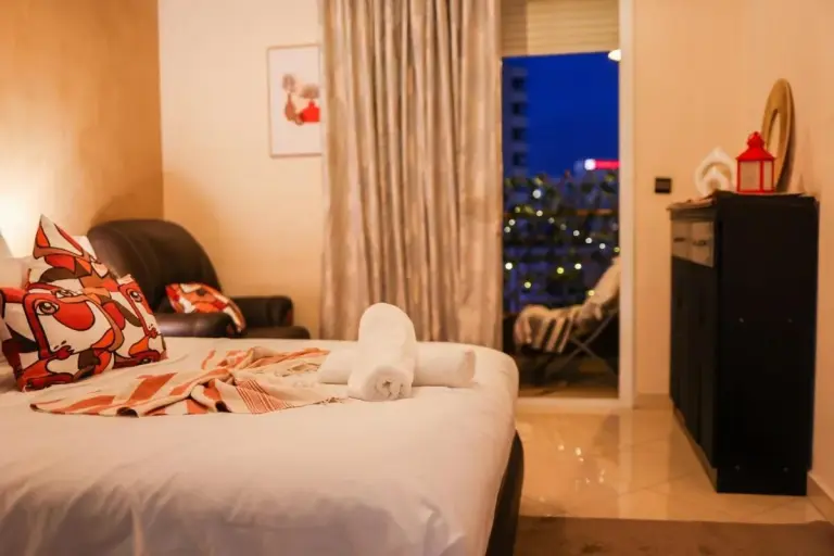 Appartement charmant à Tanger, montrant la chambre avec vue sur le balcon