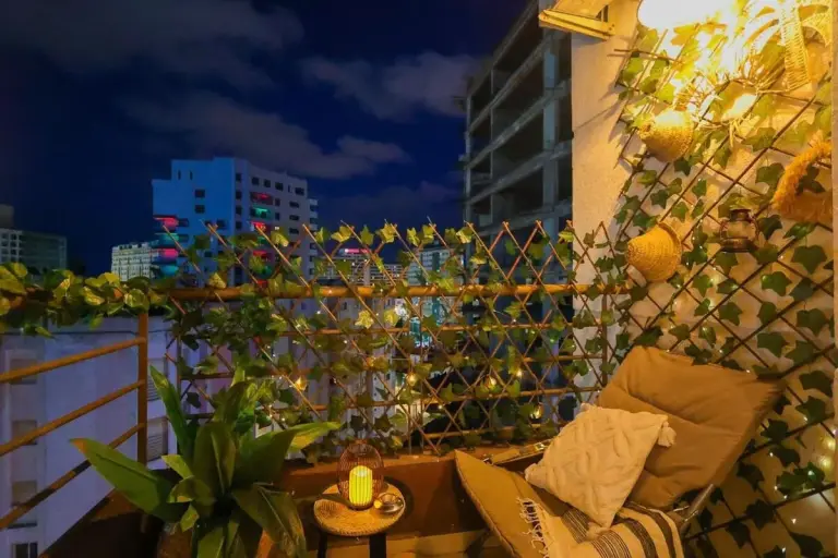 Appartement charmant avec balcon cosy à Tanger, avec un fauteuil confortable et un éclairage doux