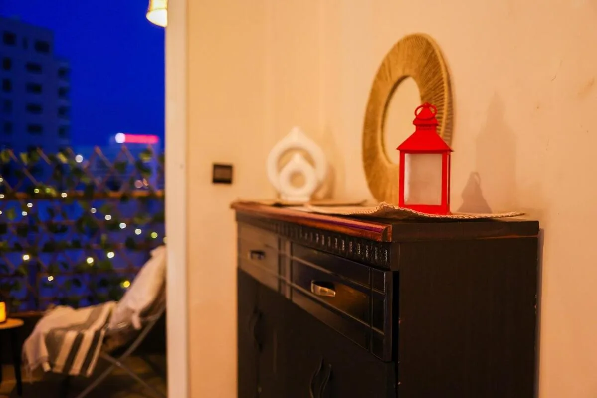 Appartement charmant à Tanger, mettant en valeur des éléments décoratifs sur une commode
