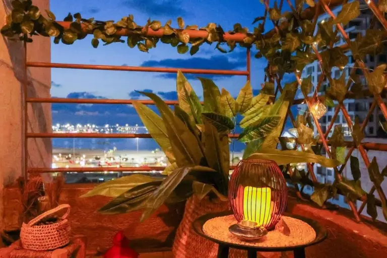 Appartement charmant avec balcon cosy à Tanger, avec une lanterne décorative et une composition de plantes