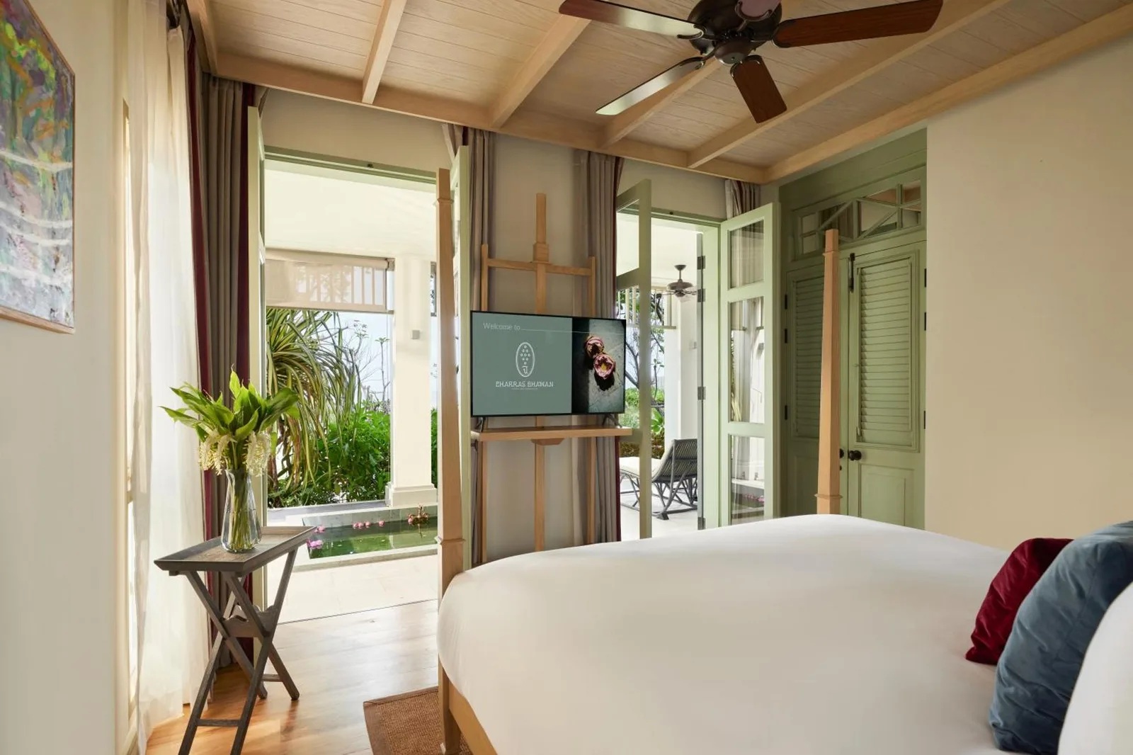 Vue accueillante d’une chambre au CHARRAS Bhawan Hotel and Residences à Hua Hin