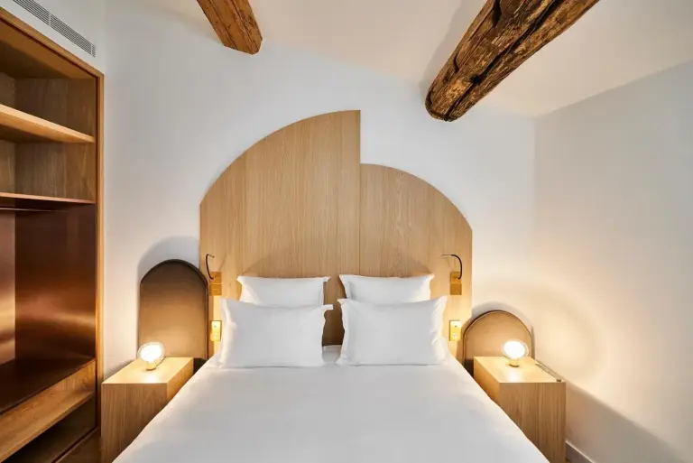 Chambre chic avec poutres en bois à Château de la Gaude