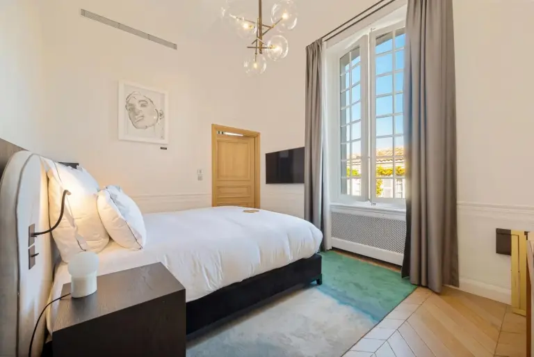 Chambre cosy baignée de lumière naturelle à Château de la Gaude