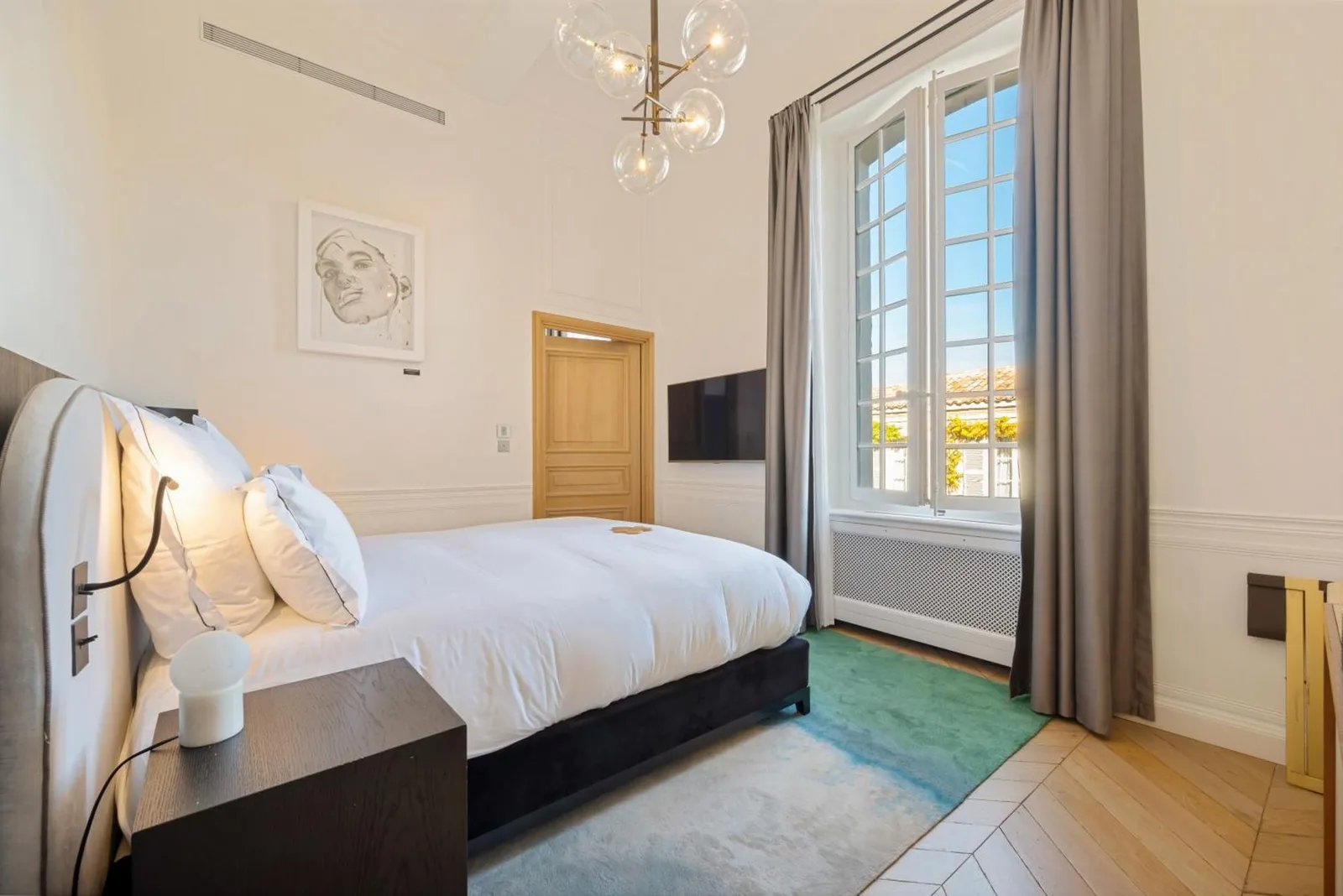 Chambre cosy baignée de lumière naturelle à Château de la Gaude
