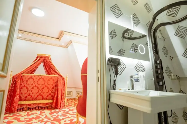 Waschraumansicht in einer Suite im Chateau Le Marara