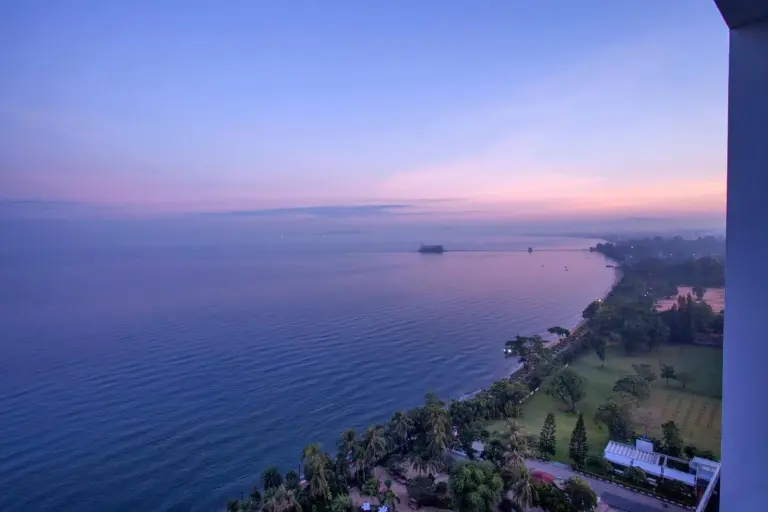 Cholchan Pattaya Beach Resort - SHA Extra Plus Panoramablick auf die Küste über die Pattaya Bay in der Dämmerung