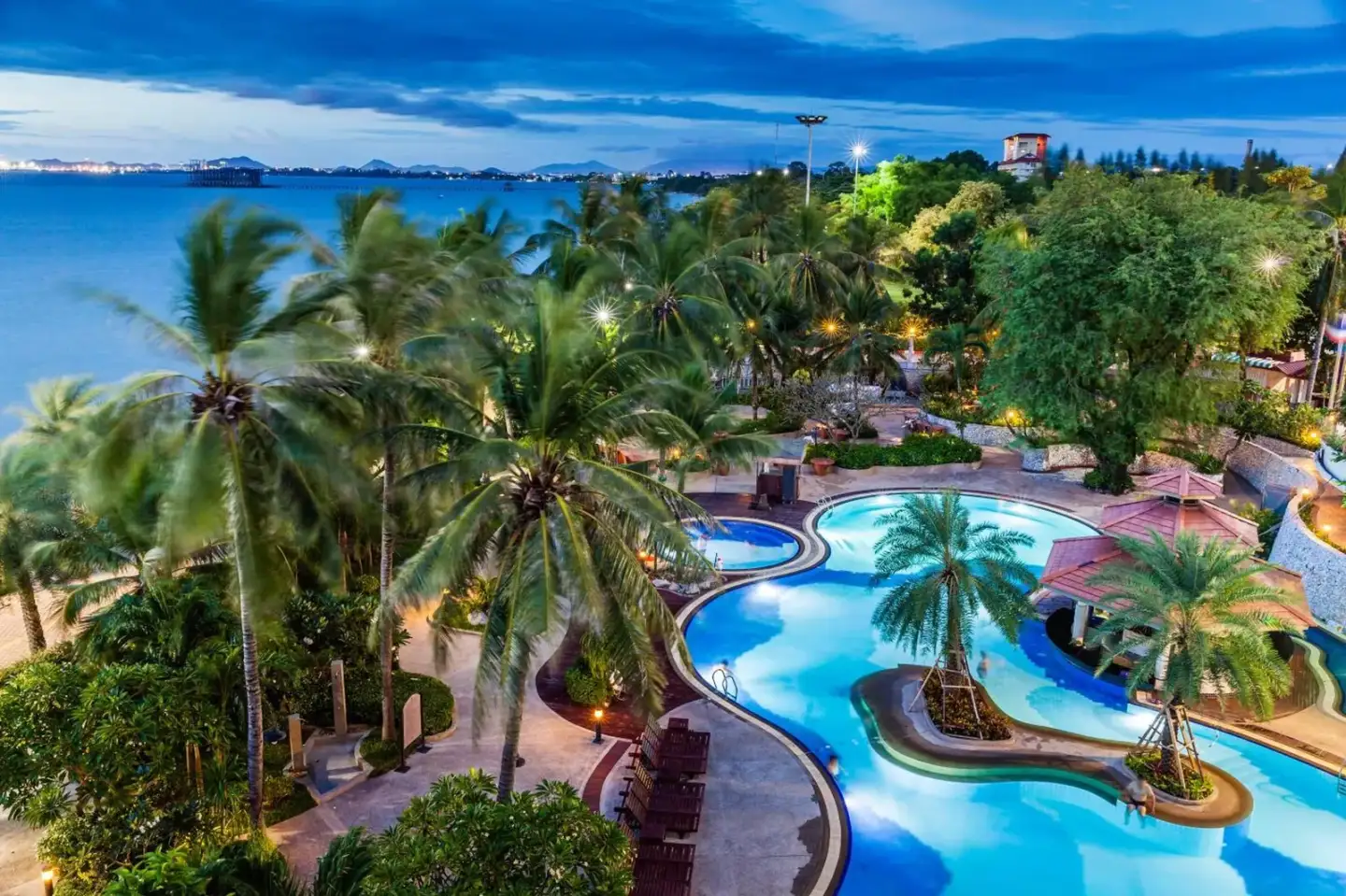 Cholchan Pattaya Beach Resort - SHA Extra Plus mit dem Pool direkt am Meer und tropischem Gartengelände in Pattaya