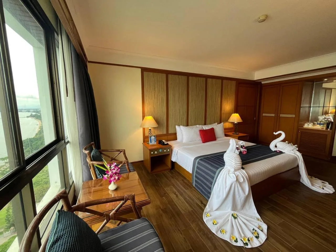Cholchan Pattaya Beach Resort - SHA Extra Plus Zimmer mit Meerblick und Stühlen am Fenster in Pattaya