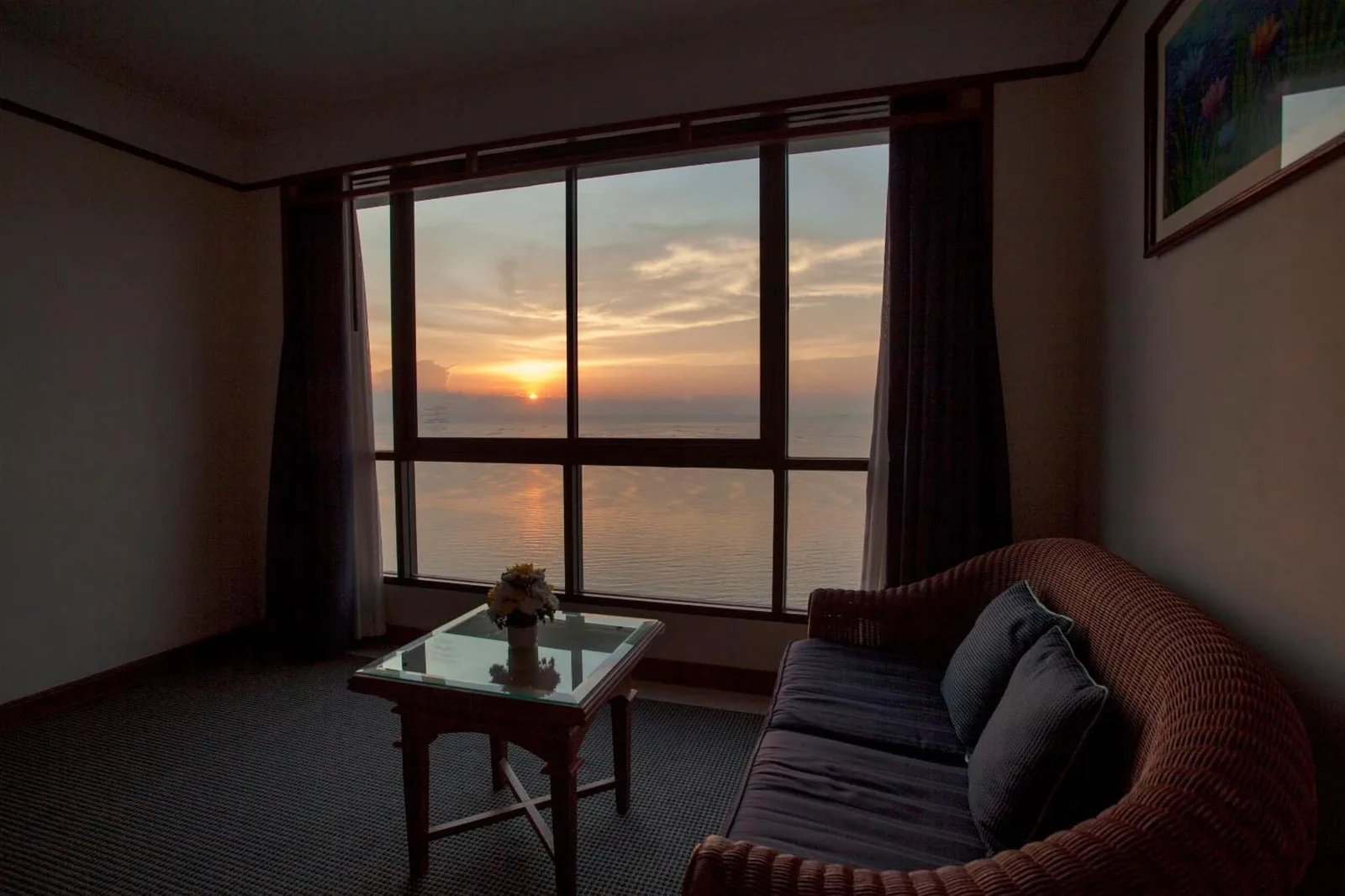 Cholchan Pattaya Beach Resort - SHA Extra Plus Lounge mit Sonnenuntergangs-Meerblick in Pattaya