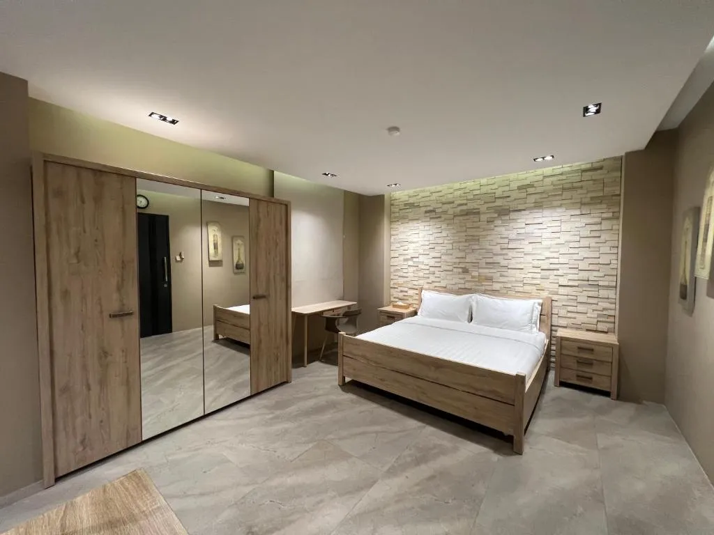 Schlafzimmer der Choska Residence mit modernen Möbeln in Jakarta