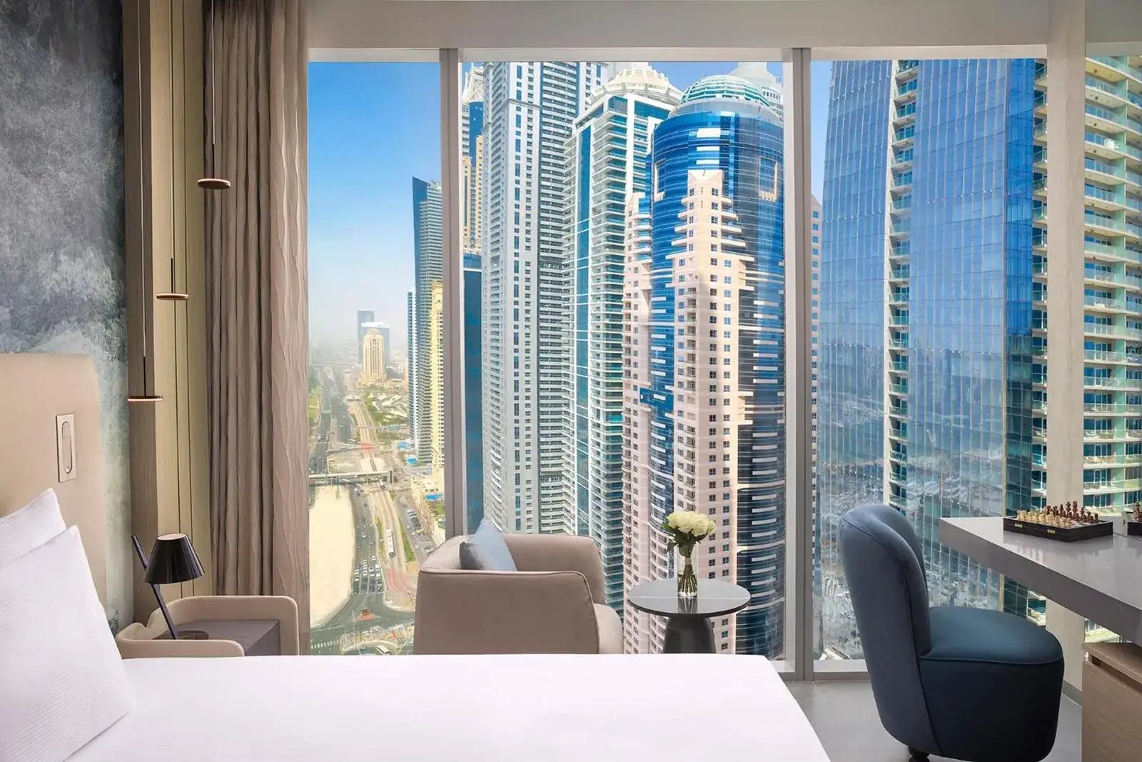 Habitación con vistas a la ciudad de Ciel Dubai Marina con mobiliario moderno