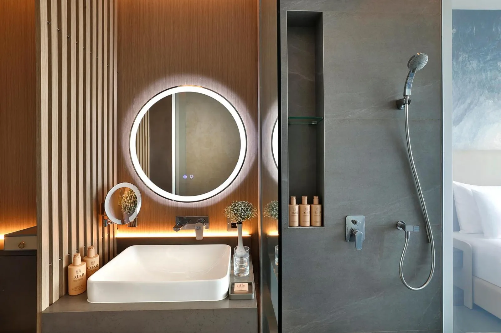 Elegante baño de Ciel Dubai Marina con ducha