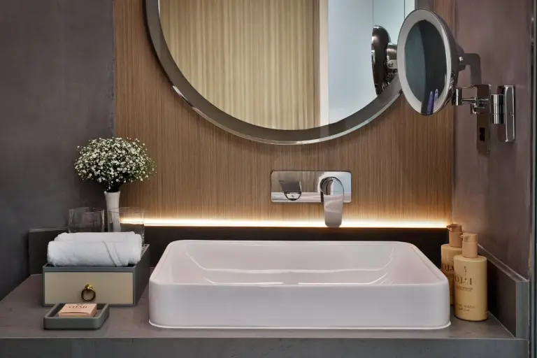 Baño moderno de Ciel Dubai Marina con espejo redondo