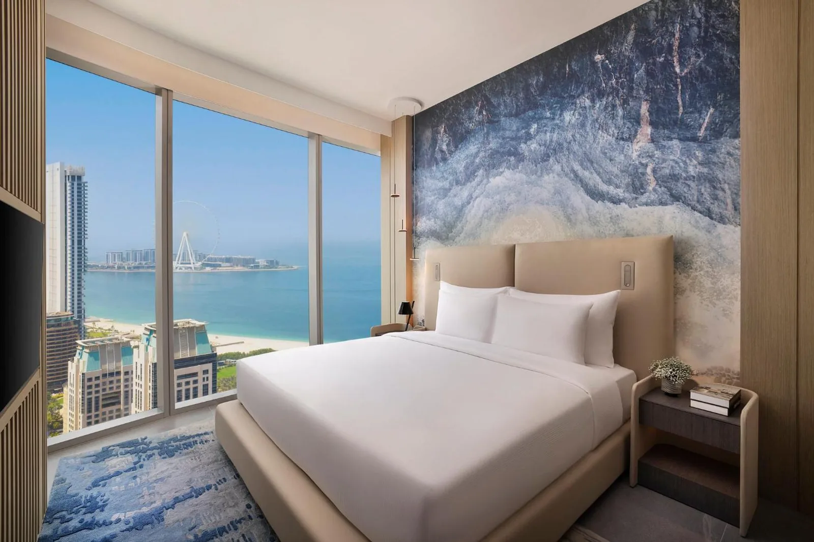 Dormitorio con vistas al océano de Ciel Dubai Marina