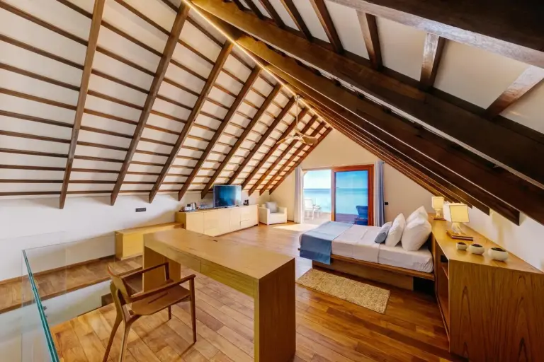 Geräumige Schlafzimmersuite im Cinnamon Velifushi Maldives