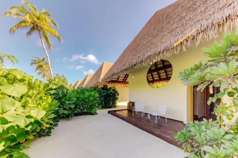 Außenansicht der Zimmer im Cinnamon Velifushi Maldives